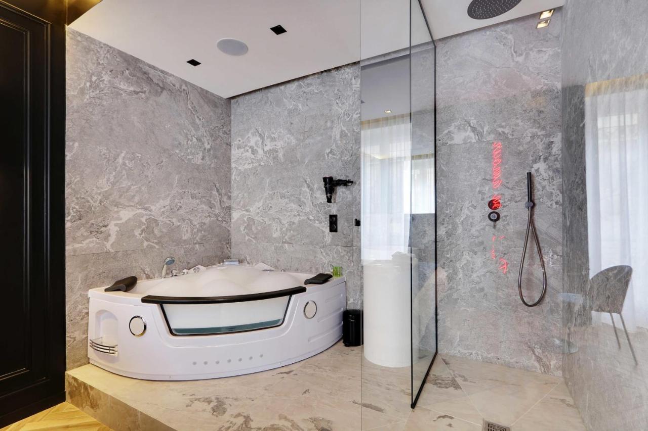 Couples Getaway Unit With Jacuzzi - City Center Paris Exterior photo